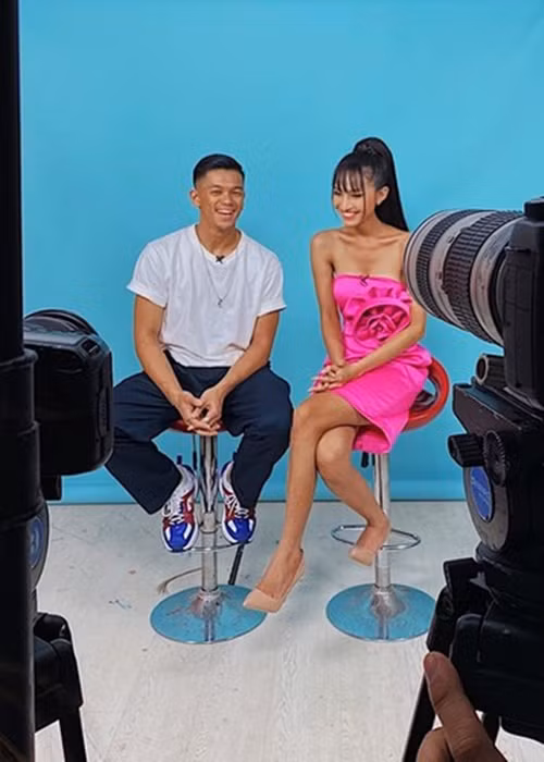 Tháng 5/2020, Trọng Hiếu và Hoài Sa chia tay nhau. Mỹ nhân chuyển giới cho biết, cả hai có thể cùng nhau tâm sự, chia sẻ, tuy nhiên không có khao khát chinh phục, muốn gần gũi đối phương. Hoài Sa nói thêm cô dần nhận ra tình cảm đơn phương năm 2015 chỉ là sự cảm mến dành cho một tài năng, chứ không phải tình yêu. Ảnh: Yan