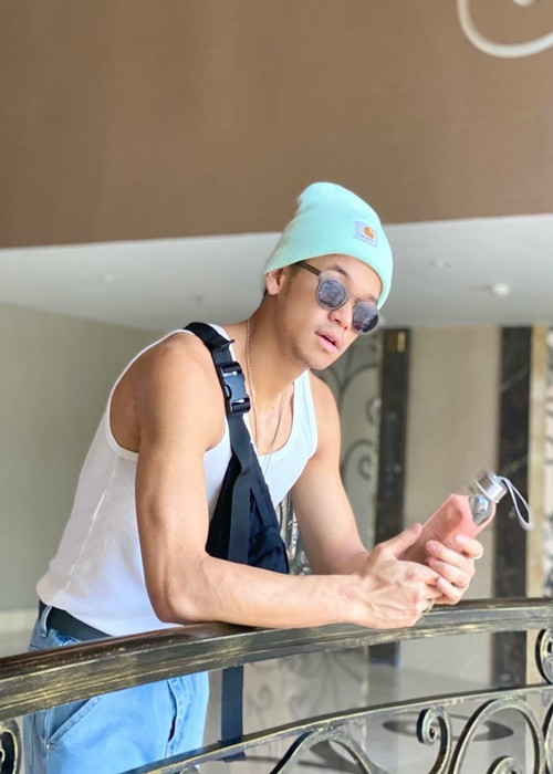 Sau khi chia tay, Trọng Hiếu và Hoài Sa giữ mối quan hệ tốt đẹp. Nam ca sĩ từng chia sẻ, anh vui vẻ khi có thêm người bạn mới là Hoài Sa. Sau mối tình với Hoài Sa, Trọng Hiếu chưa công khai thêm mối quan hệ tình cảm nào. Ảnh: FBNV