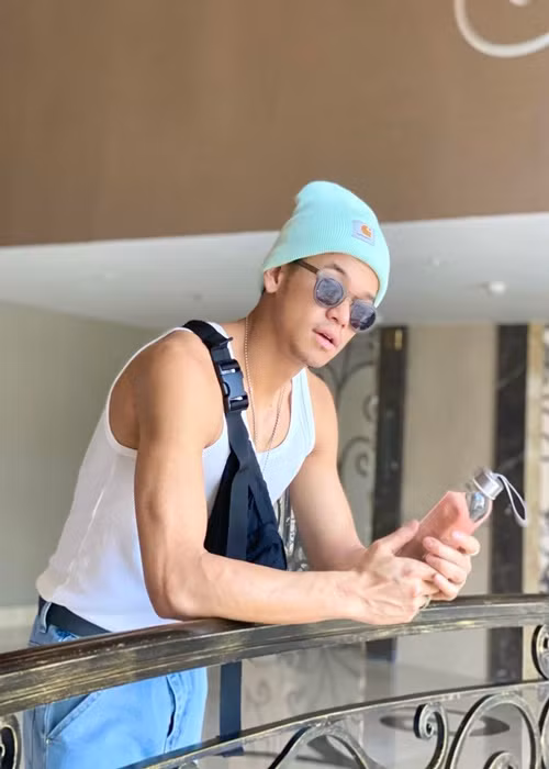 Sau khi chia tay, Trọng Hiếu và Hoài Sa giữ mối quan hệ tốt đẹp. Nam ca sĩ từng chia sẻ, anh vui vẻ khi có thêm người bạn mới là Hoài Sa. Sau mối tình với Hoài Sa, Trọng Hiếu chưa công khai thêm mối quan hệ tình cảm nào. Ảnh: FBNV