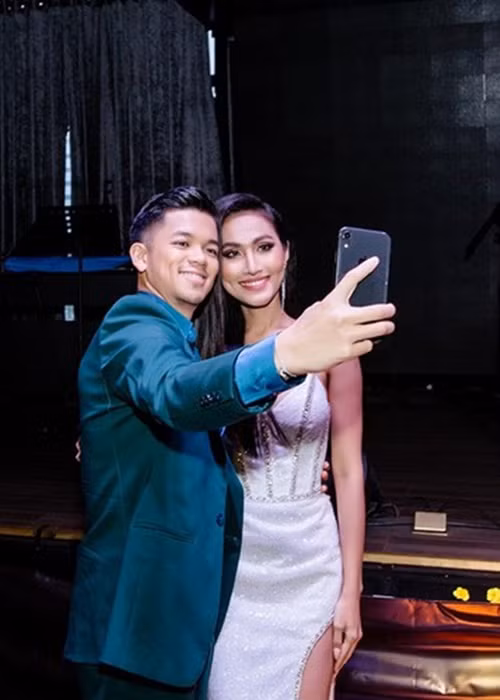 Hoài Sa thích Trọng Hiếu khi cả hai tham gia Vietnam Idol năm 2015. Vào thời điểm đó, Hoài Sa chưa chuyển giới. Đầu năm 2020, trong chương trình "Tình yêu hoàn mỹ", người đẹp chuyển giới quyết định chọn Trọng Hiếu trong số 10 chàng trai tỏ tình. Sau gameshow, Hoài Sa và Trọng Hiếu bắt đầu tìm hiểu nhau. Ảnh: Yeah1