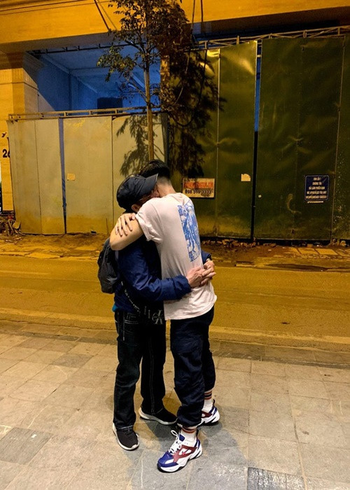 Tháng 4/2021, Trọng Hiếu trải qua biến cố mất bố đẻ. Nam ca sĩ cho biết, đã không ít lần anh nghĩ rằng anh không thể đi tiếp khi không còn bố bên cạnh. Ảnh: FBNV