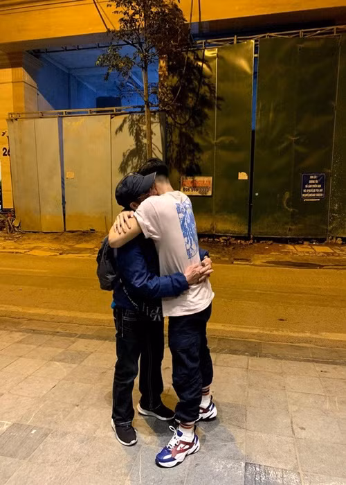 Tháng 4/2021, Trọng Hiếu trải qua biến cố mất bố đẻ. Nam ca sĩ cho biết, đã không ít lần anh nghĩ rằng anh không thể đi tiếp khi không còn bố bên cạnh. Ảnh: FBNV