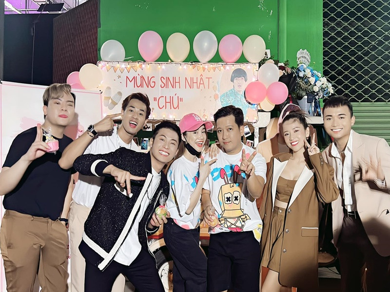 “Em lại mang tên là “lỗi”, để sau cùng “lỗi” vẫn là của anh! P/s: Trước buổi sinh nhật bất ngờ mà cô bé chuẩn bị, cô bé xì tin còn bị chồng chửi”, bà xã của Trường Giang viết. Ảnh: FBNV