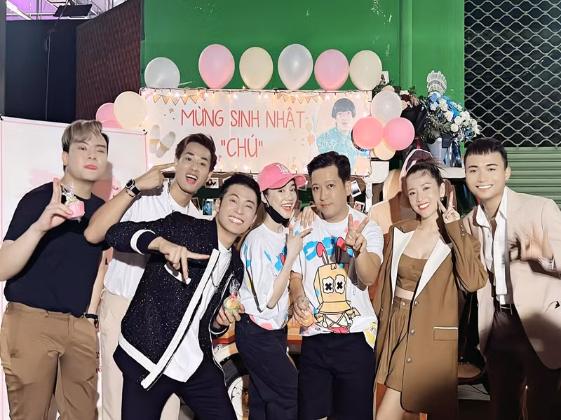 “Em lại mang tên là “lỗi”, để sau cùng “lỗi” vẫn là của anh! P/s: Trước buổi sinh nhật bất ngờ mà cô bé chuẩn bị, cô bé xì tin còn bị chồng chửi”, bà xã của Trường Giang viết. Ảnh: FBNV