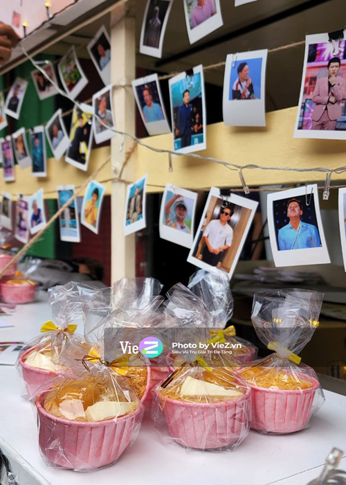 Xe trà sữa được trang trí bằng bóng bay và loạt ảnh của Trường Giang. Ảnh: Thương hiệu và pháp luật