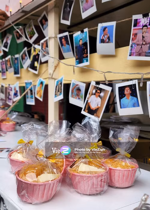 Xe trà sữa được trang trí bằng bóng bay và loạt ảnh của Trường Giang. Ảnh: Thương hiệu và pháp luật