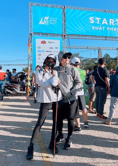 Nhã Phương mê chạy bộ. Cách đây không lâu, cô tham gia một giải chạy cùng ông xã. Ảnh: FBNV