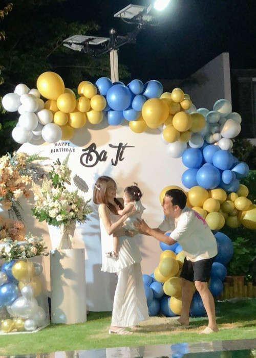 Năm ngoái, Trường Giang đón sinh nhật sớm bên vợ con. Ảnh: FBNV