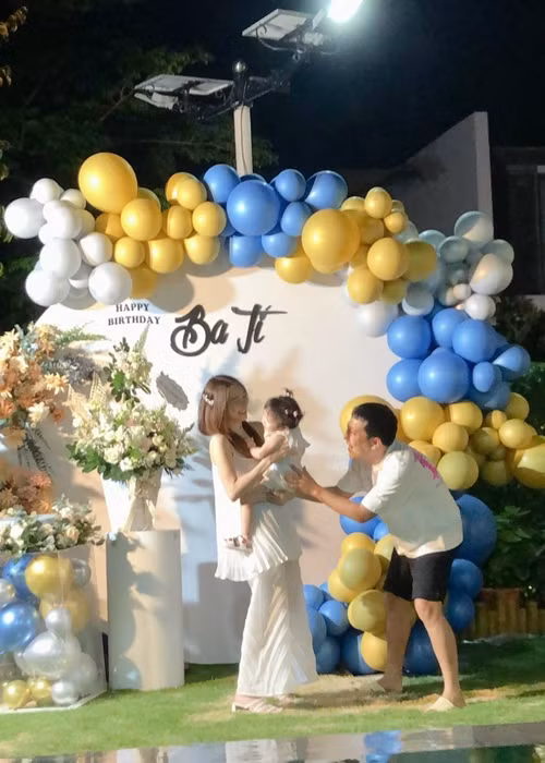 Năm ngoái, Trường Giang đón sinh nhật sớm bên vợ con. Ảnh: FBNV