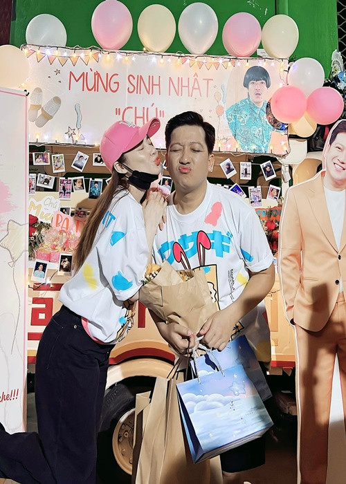 Nhã Phương - Trường Giang mặc áo đôi tạo dáng nhí nhảnh. Ảnh: FBNV