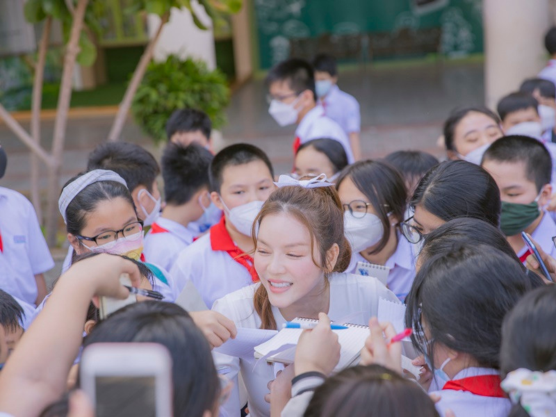 Lý Nhã Kỳ nhiệt tình giao lưu với các em học sinh.
