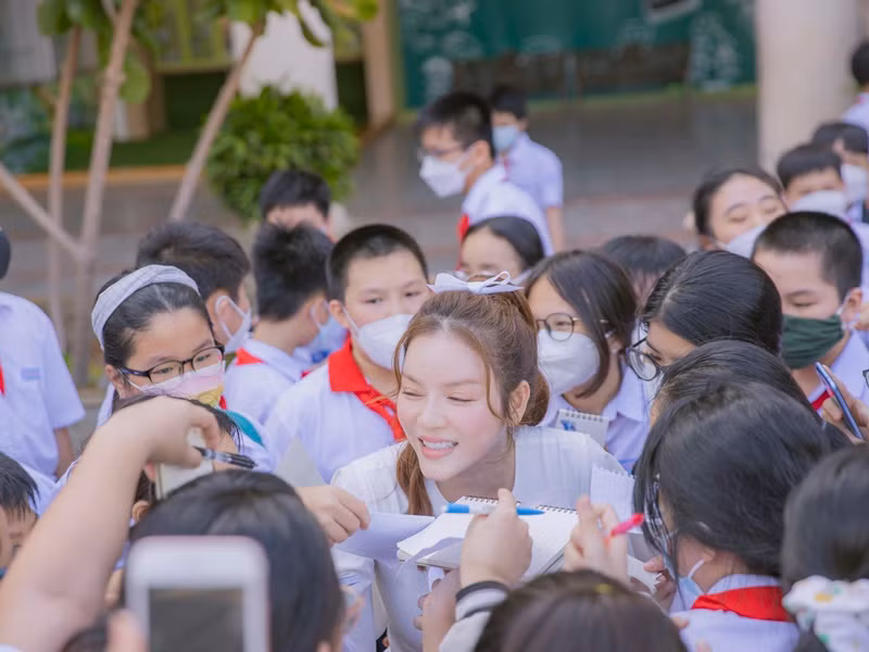 Lý Nhã Kỳ nhiệt tình giao lưu với các em học sinh.