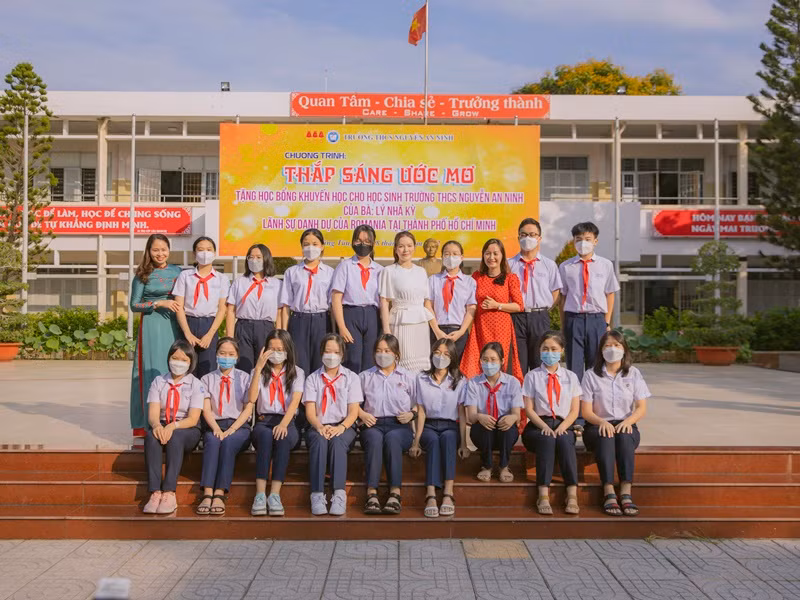 Lý Nhã Kỳ đến nơi lúc 3h sáng và chỉ kịp chợp mắt 1 tiếng hơn đã phải dậy để chuẩn bị đến trường THCS Nguyễn An Ninh trao học bổng.