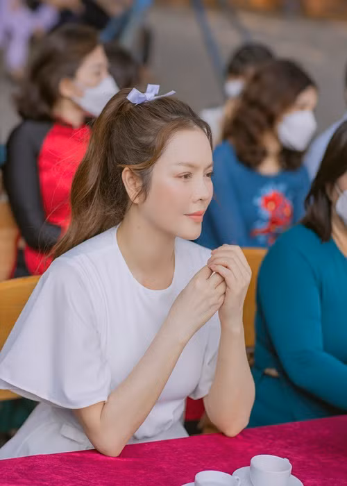 Lý Nhã Kỳ bồi hồi xúc động khi về thăm lại mái trường.