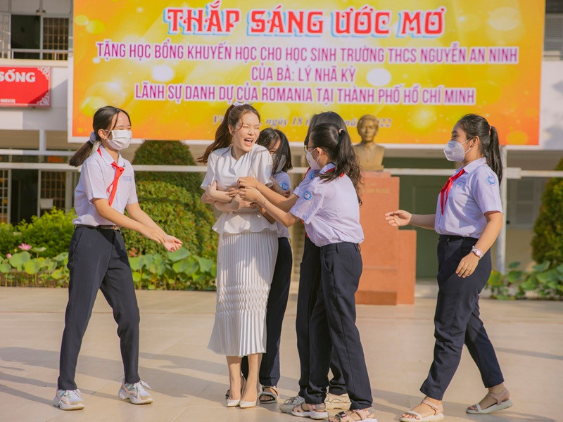 Sau buổi chào cờ, Lý Nhã Kỳ khó thoát khỏi "vòng vây" của các học sinh.