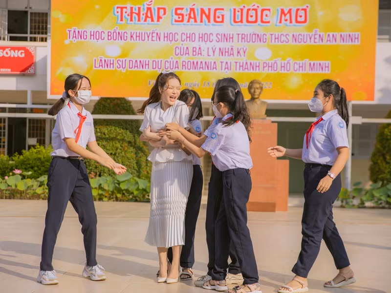 Sau buổi chào cờ, Lý Nhã Kỳ khó thoát khỏi "vòng vây" của các học sinh.
