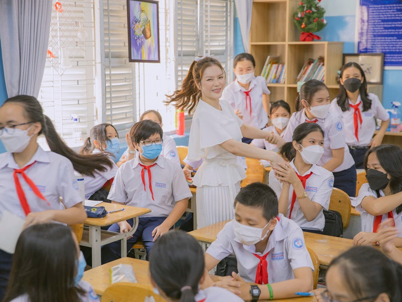 Nhiều em xin chữ ký, chụp ảnh chung cùng diễn viên "Kiều nữ và đại gia".