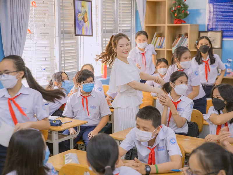 Nhiều em xin chữ ký, chụp ảnh chung cùng diễn viên "Kiều nữ và đại gia".