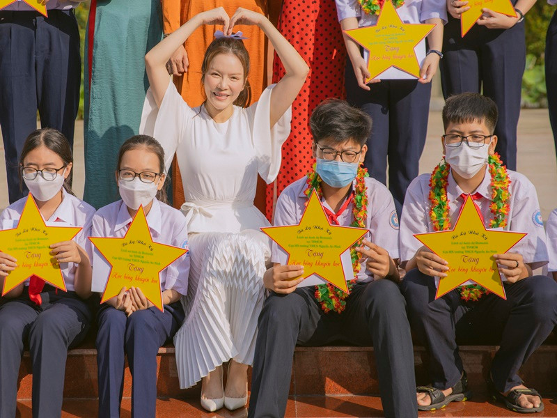 Tuy nhiên, người đẹp vẫn vô cùng rạng rỡ khi được trở về mái trường thân thương.