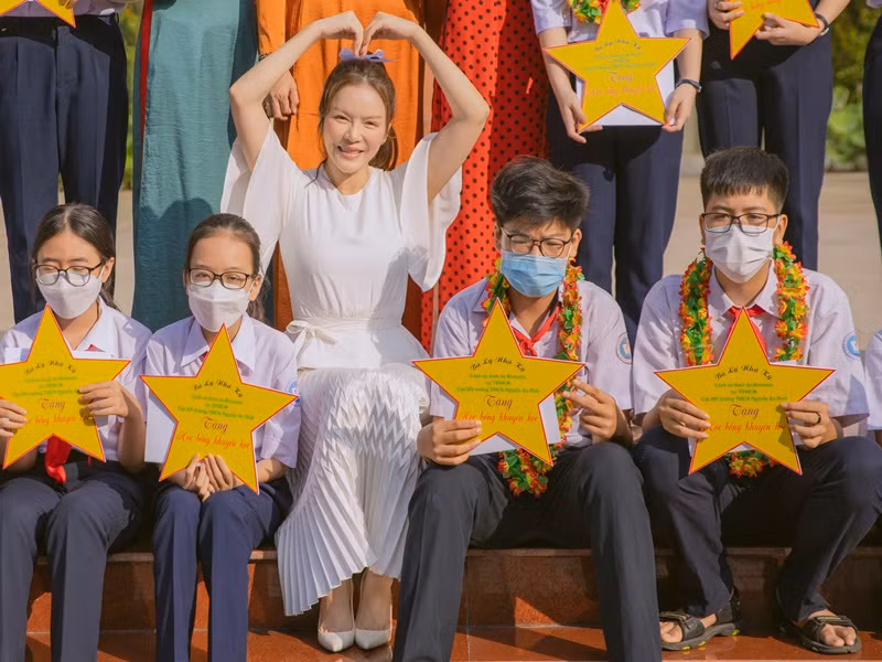 Tuy nhiên, người đẹp vẫn vô cùng rạng rỡ khi được trở về mái trường thân thương.