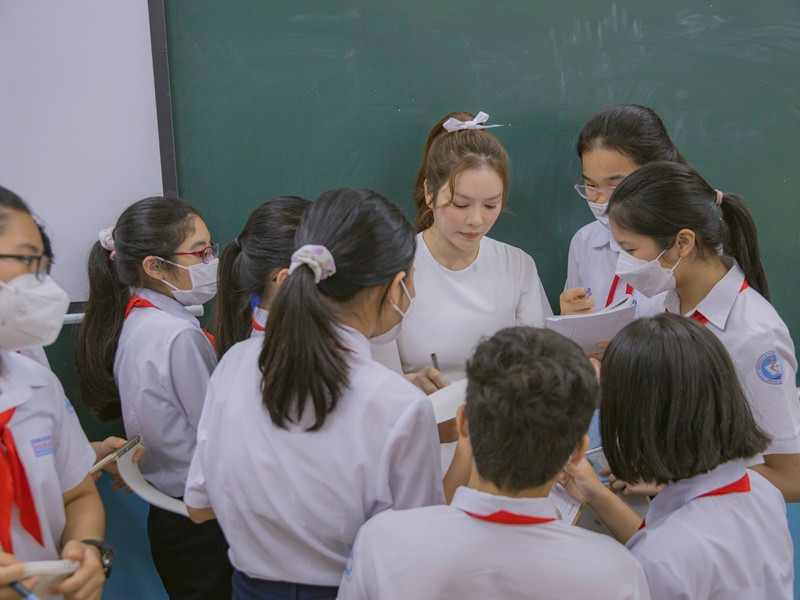 Sự ngây thơ của các em khiến Lý Nhã Kỳ yêu mến các em và hòa mình như một người bạn cùng trang lứa, chơi đùa với các em.