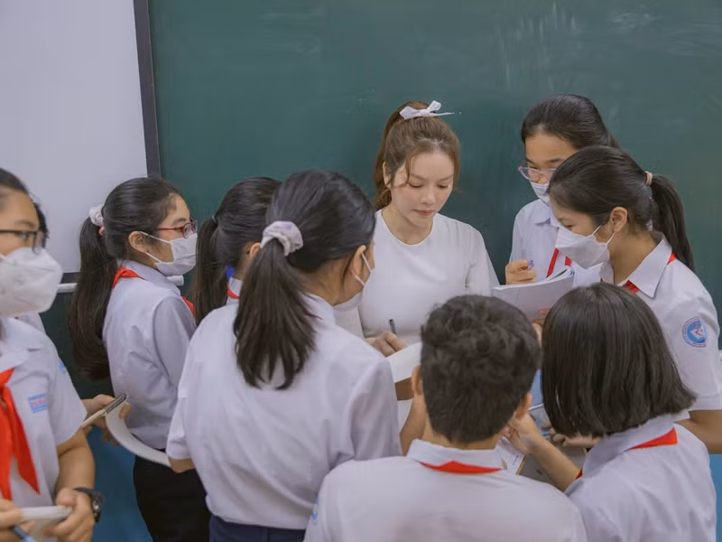 Sự ngây thơ của các em khiến Lý Nhã Kỳ yêu mến các em và hòa mình như một người bạn cùng trang lứa, chơi đùa với các em.