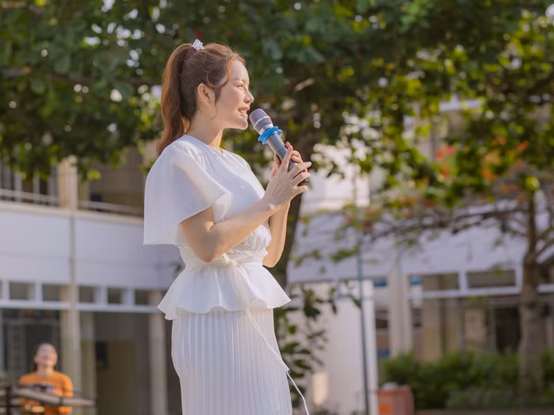 Trong buổi về thăm trường, "kiều nữ" trao 20 suất học bổng cho các học sinh giỏi toàn diện. Người đẹp xúc động khi phát biểu trước toàn thể thầy cô và các học sinh.