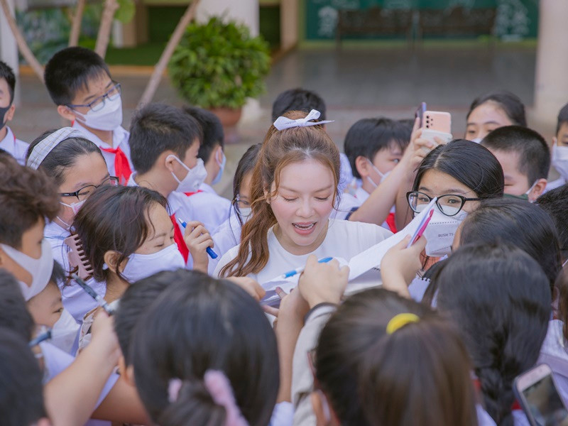 Kết thúc buổi giao lưu, cô về lại TP HCM để tiếp tục chạy cho lịch trình dày đặc của mình.