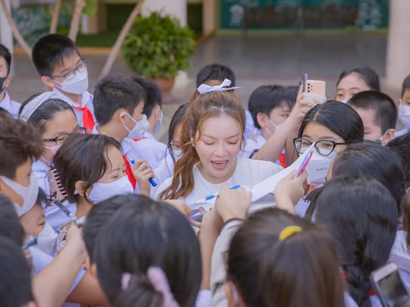 Kết thúc buổi giao lưu, cô về lại TP HCM để tiếp tục chạy cho lịch trình dày đặc của mình.