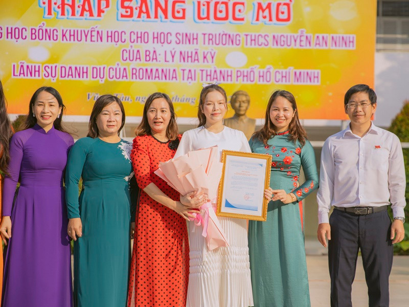 Lý Nhã Kỳ hiện tại bận rộn với lịch trình dày đặc của phim điện ảnh “Kẻ thứ ba” do cô làm sản xuất và đóng chính. Trước đó 1 ngày cô phải quay talkshow phỏng vấn liên tục rồi di chuyển đến Vũng Tàu.