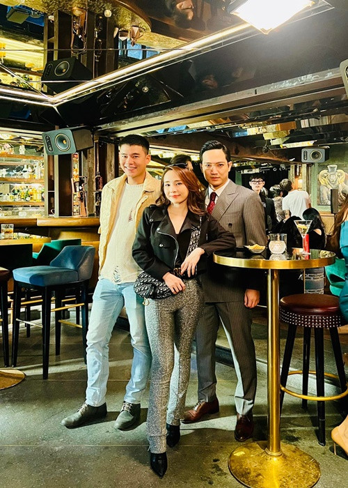 Quỳnh Nga tiết lộ về sự kết hợp với Minh Hoàng: "Thú thật là tôi chưa bao giờ hôn bạn diễn ít tuổi và ở ngoài đời cũng chưa bao giờ hôn ai ít tuổi cả. Đây là lần đầu tiên hôn bạn diễn đã ít tuổi mà lại còn kém đến 5 tuổi. Do vậy, tôi cũng khá bồi hồi và cũng cảm thấy lo lắng, ngại ngùng. Bên cạnh đó, Minh Minh còn là người chủ động".