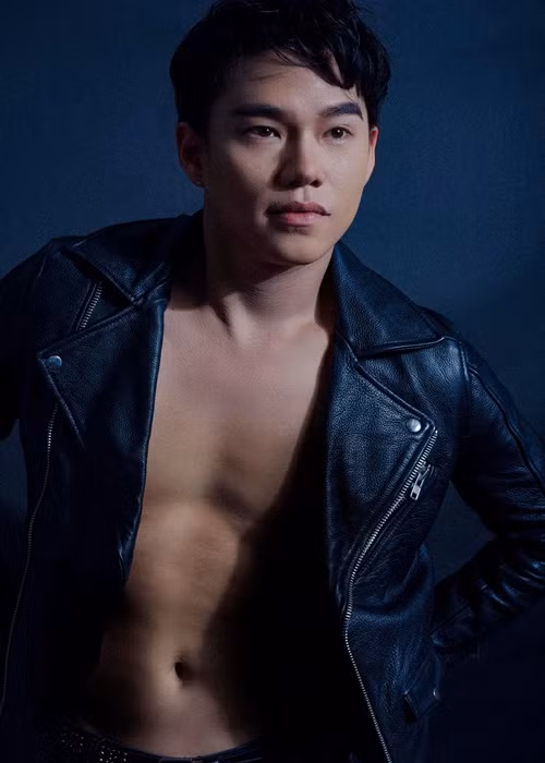 Anh từng đoạt huy chương Vàng cuộc thi Tài năng trẻ diễn viên kịch nói toàn quốc 2020.