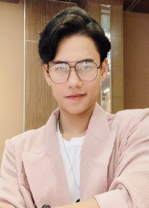 Nhờ lợi thế ngoại hình, khi còn là sinh viên, anh bắt đầu làm người mẫu.