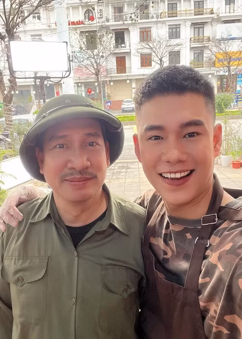 Thời gian qua, Minh Hoàng khoe một số bức ảnh hậu trường đóng phim.