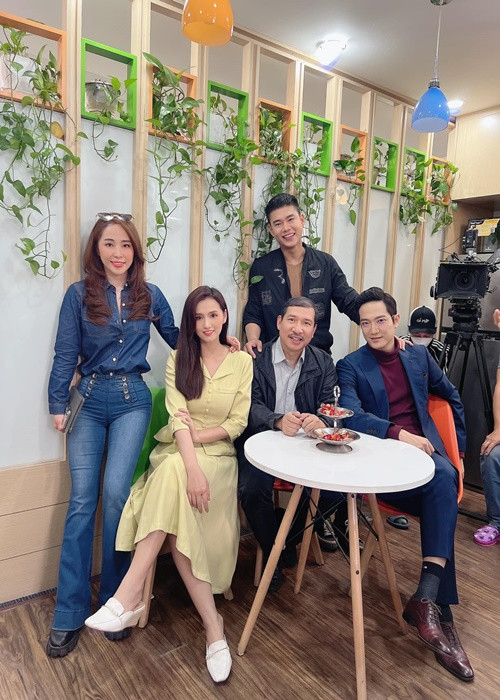 Trong “Chồng cũ, vợ cũ, người yêu cũ”, Minh Hoàng vào vai Quang Hào - chàng trai trẻ đã nảy sinh tình cảm với Minh Minh (Quỳnh Nga). Minh Hoàng tiết lộ, cảnh tình cảm với Quỳnh Nga khiến anh đổ mồ hôi đầm đìa, phải ngồi trước quạt trong khi thời tiết không hề nóng. Thậm chí, nam diễn viên còn căng thẳng và sau khi đóng xong thì mặt đỏ căng cả lên.