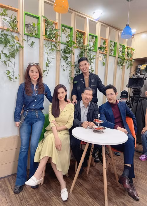 Trong “Chồng cũ, vợ cũ, người yêu cũ”, Minh Hoàng vào vai Quang Hào - chàng trai trẻ đã nảy sinh tình cảm với Minh Minh (Quỳnh Nga). Minh Hoàng tiết lộ, cảnh tình cảm với Quỳnh Nga khiến anh đổ mồ hôi đầm đìa, phải ngồi trước quạt trong khi thời tiết không hề nóng. Thậm chí, nam diễn viên còn căng thẳng và sau khi đóng xong thì mặt đỏ căng cả lên.