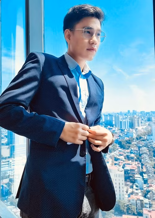 Bạn diễn của Quỳnh Nga sinh năm 1993, tốt nghiệp Đại học Sân khấu và Điện ảnh Hà Nội. Hiện tại, Minh Hoàng công tác tại Nhà hát Kịch Việt Nam.