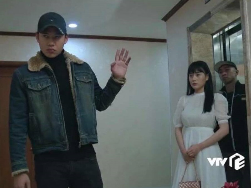 Minh Hoàng từng tham gia nhiều bộ phim như phim điện ảnh “Phượng cháy”, phim truyền hình “Quỳnh búp bê”.