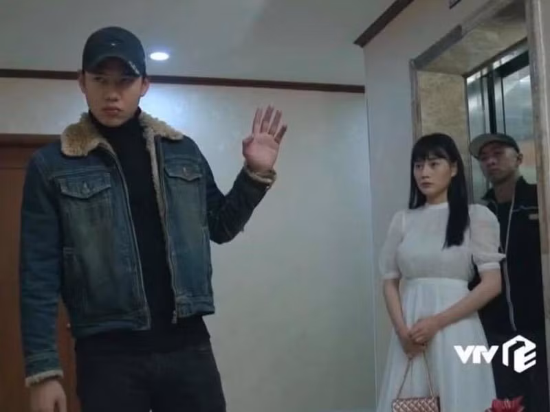 Minh Hoàng từng tham gia nhiều bộ phim như phim điện ảnh “Phượng cháy”, phim truyền hình “Quỳnh búp bê”.