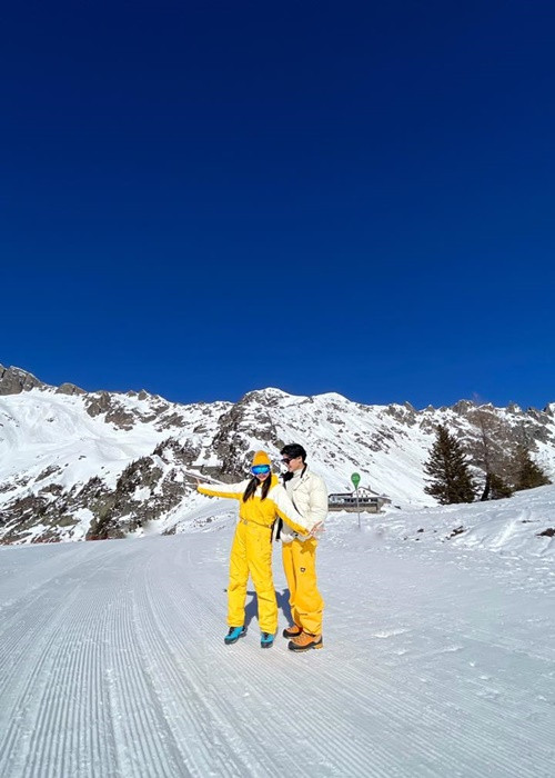 Quấn quýt không rời, Ngô Thanh Vân và Huy Trần trông như vợ chồng son. Ảnh: FBNV