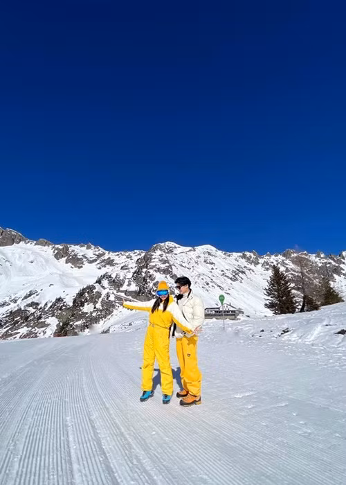 Quấn quýt không rời, Ngô Thanh Vân và Huy Trần trông như vợ chồng son. Ảnh: FBNV