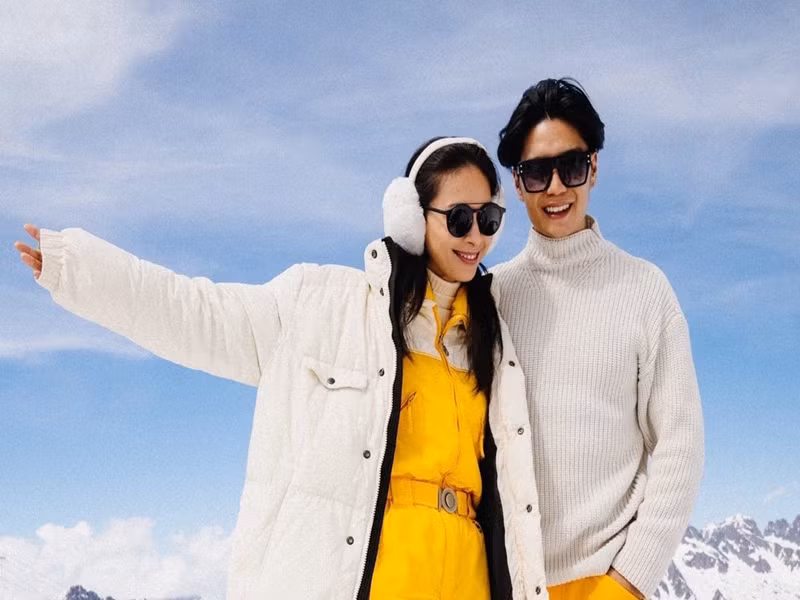 Đôi uyên ương đi du lịch nước ngoài sau khi tuyên bố đính hôn. Ảnh: FBNV