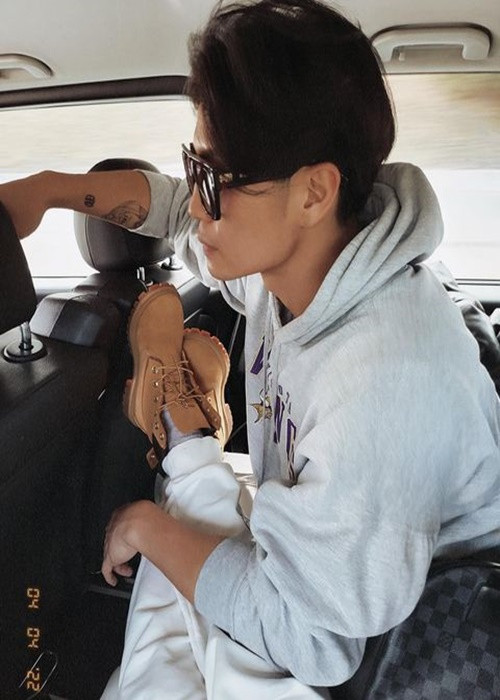 Nam CEO không ngại ngần để vợ sắp cưới gác chân lên đùi. Ảnh: Instagram