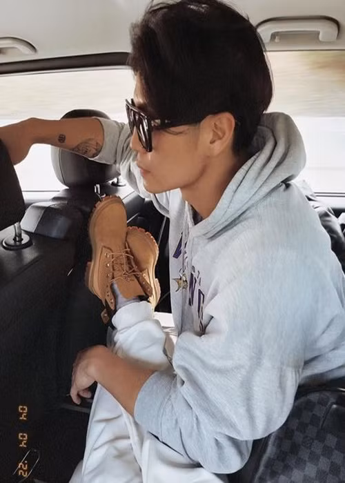 Nam CEO không ngại ngần để vợ sắp cưới gác chân lên đùi. Ảnh: Instagram