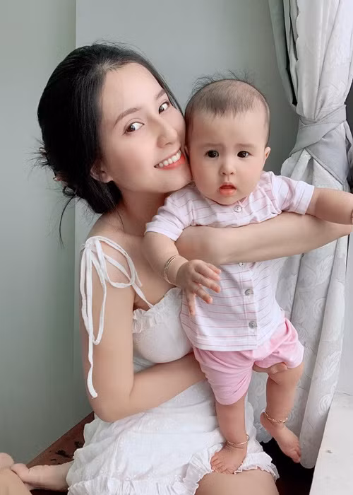 Thiên An một mình nuôi con gái. Theo hot girl, Jack chu cấp cho bé Sol mỗi tháng 5 triệu. Ảnh: FB Thiên An Daily Report