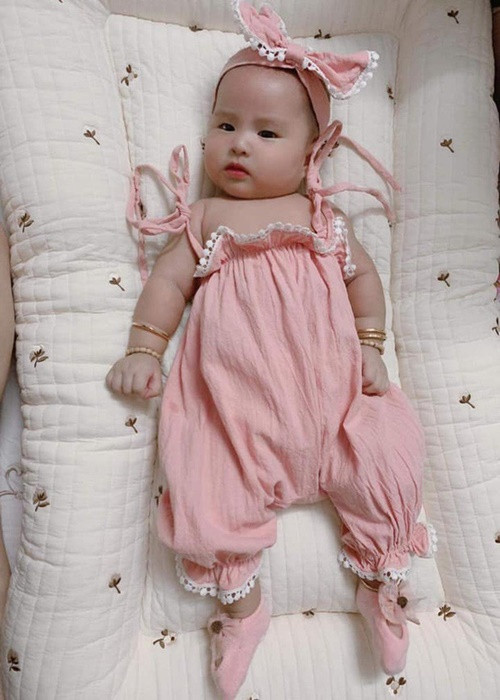 Bé Sol sở hữu làn da trắng hồng, đôi mắt to tròn dễ thương. Ảnh: Tổ Quốc