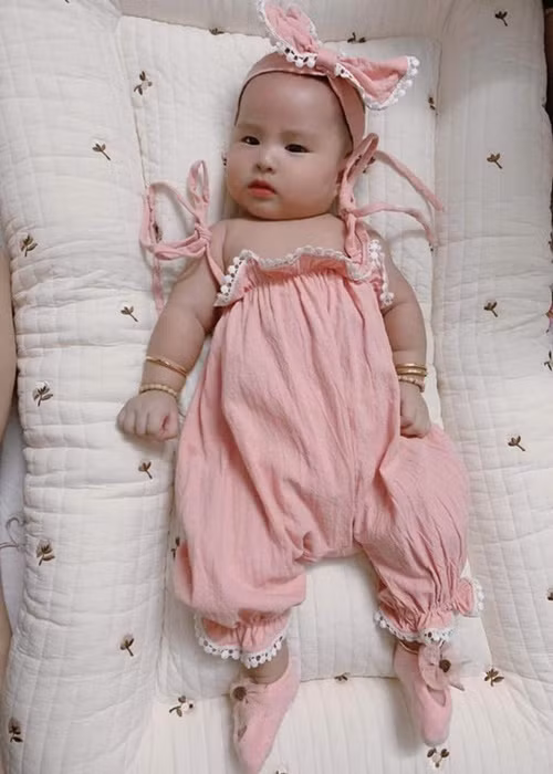 Bé Sol sở hữu làn da trắng hồng, đôi mắt to tròn dễ thương. Ảnh: Tổ Quốc