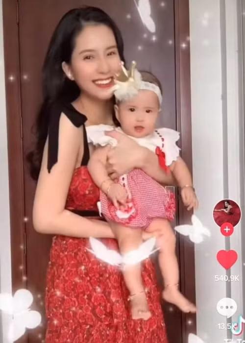 Bé Sol được mẹ cho ăn mặc điệu đà. Ảnh: Công lý và xã hội