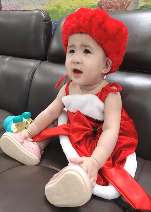 Những khoảnh khắc "cưng xỉu" của bé Sol thu hút sự quan tâm của nhiều cư dân mạng. Ảnh: FB Thiên An Daily Report