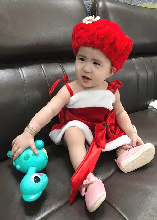 Con gái của Thiên An đốn tim cư dân mạng trong trang phục đậm chất Giáng sinh. Ảnh: FB Thiên An Daily Report